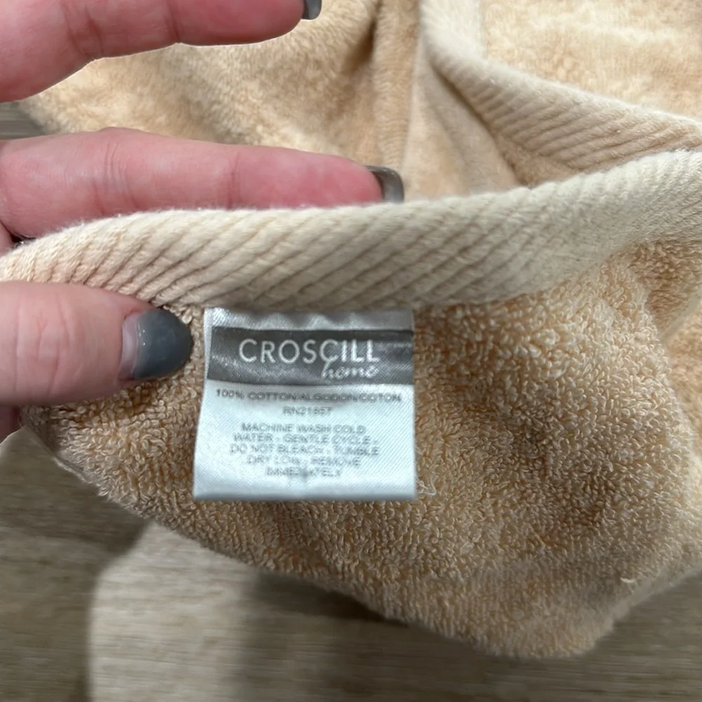 NWOT croscill homes hand towel. 26inx15 in